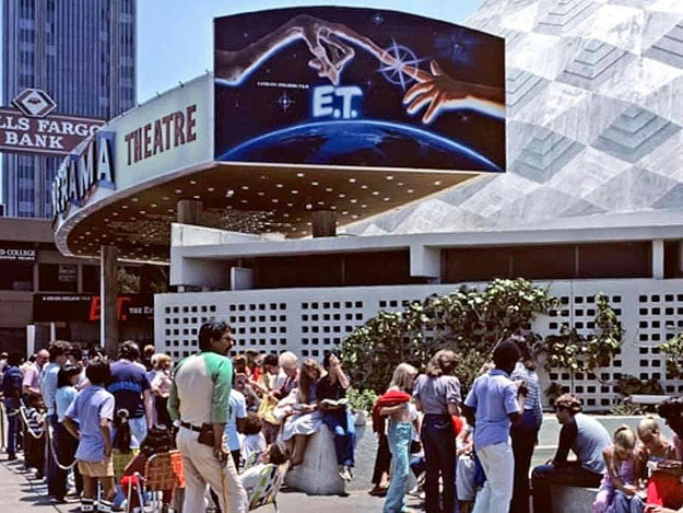 Crowds waiting to see ET at the Cinerama Dome in Hollywood